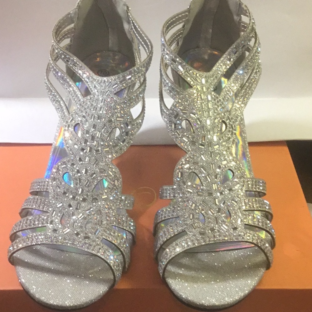 Brand new Bella Hanna Rhinestone dress shoes